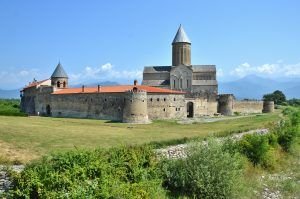 El majestuoso Monasterio de Alaverdí en la región de Kakheti, Georgia. Una joya arquitectónica medieval con impresionantes frescos y vistas panorámicas de los valles circundantes.