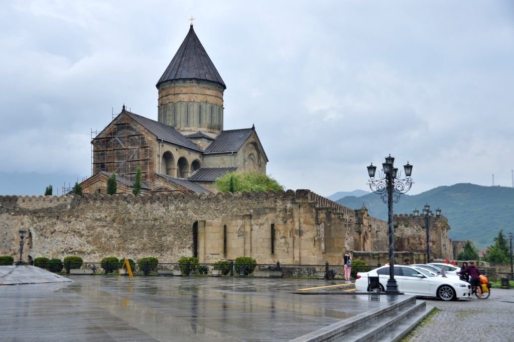 Catedral de Svetitskhoveli, localizada na cidade de Mtskheta, Geórgia.
