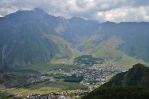Stepantsminda desde la Iglesia de la Trinidad de Gergeti