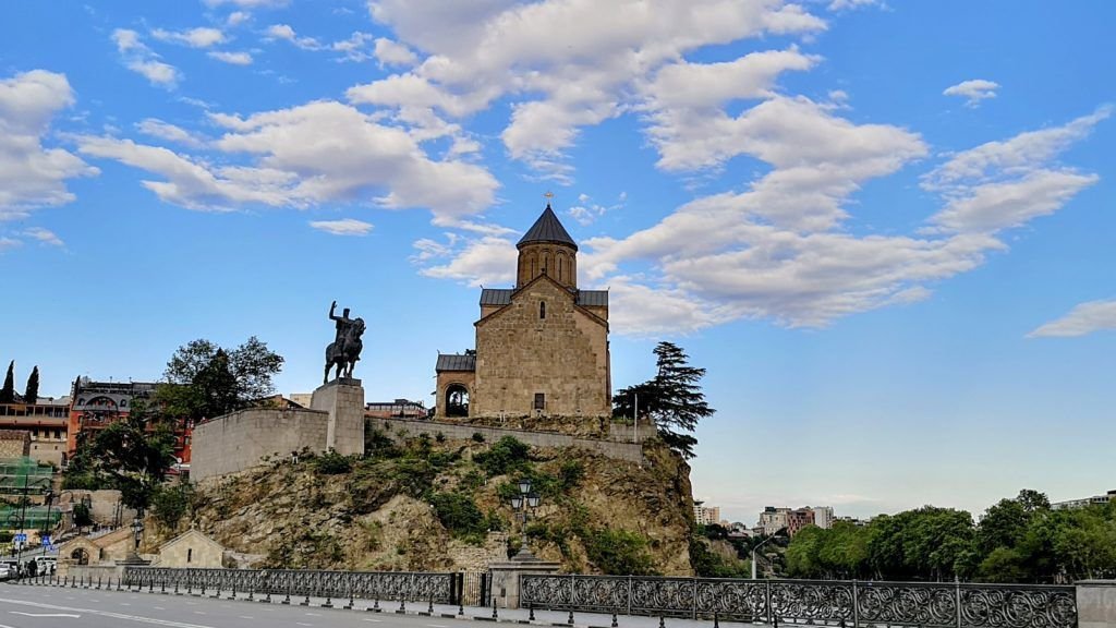 Iglesia Metekhi y la estatua de Vakhtang gorgasali en el Viejo Tbilisi