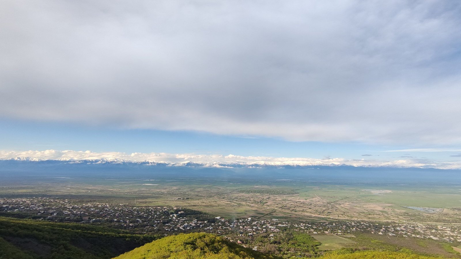 Valle de Alazani desde Signagi, con la cordillera del Cáucaso en el fondo.